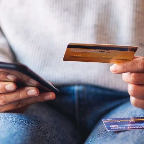 Comment maximiser les récompenses des cartes de crédit, avec des conseils et des stratégies efficaces.