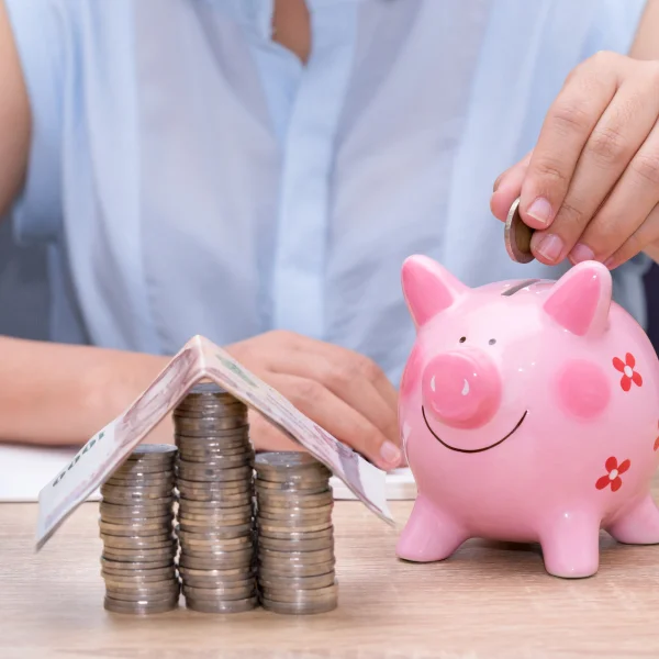 Image illustrant des conseils pour épargner en vue de la retraite, avec des éléments de planification financière.