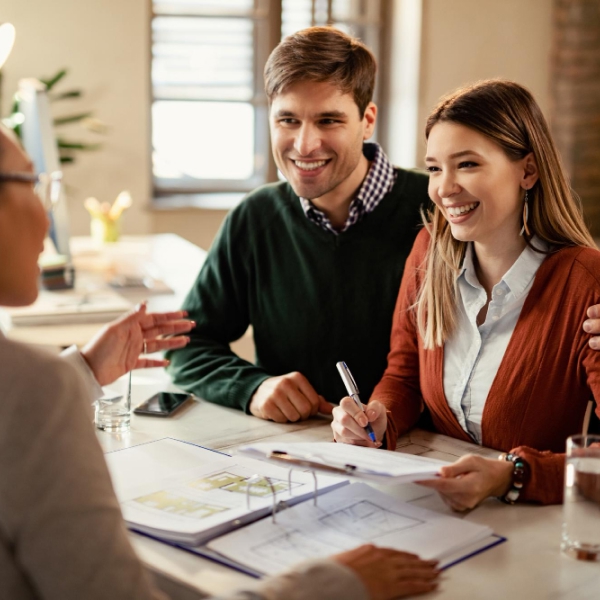 Couple rencontrant un conseiller financier pour discuter d’un prêt de consolidation de dettes.