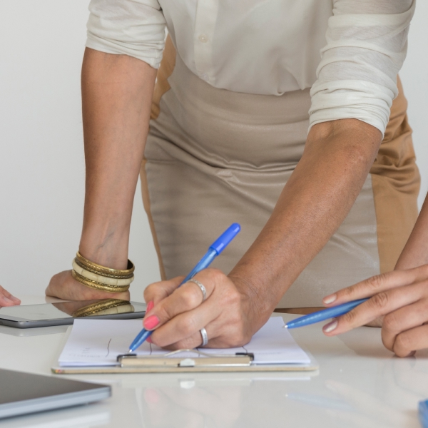 Personnes signant un document financier pour une proposition de consommateur adaptée à leur situation